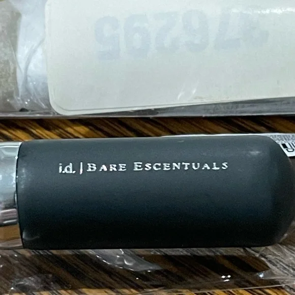 I.D Bare Escentual Brushes - 2 Flawless Face Brushes #28 - Picture 4 of 8